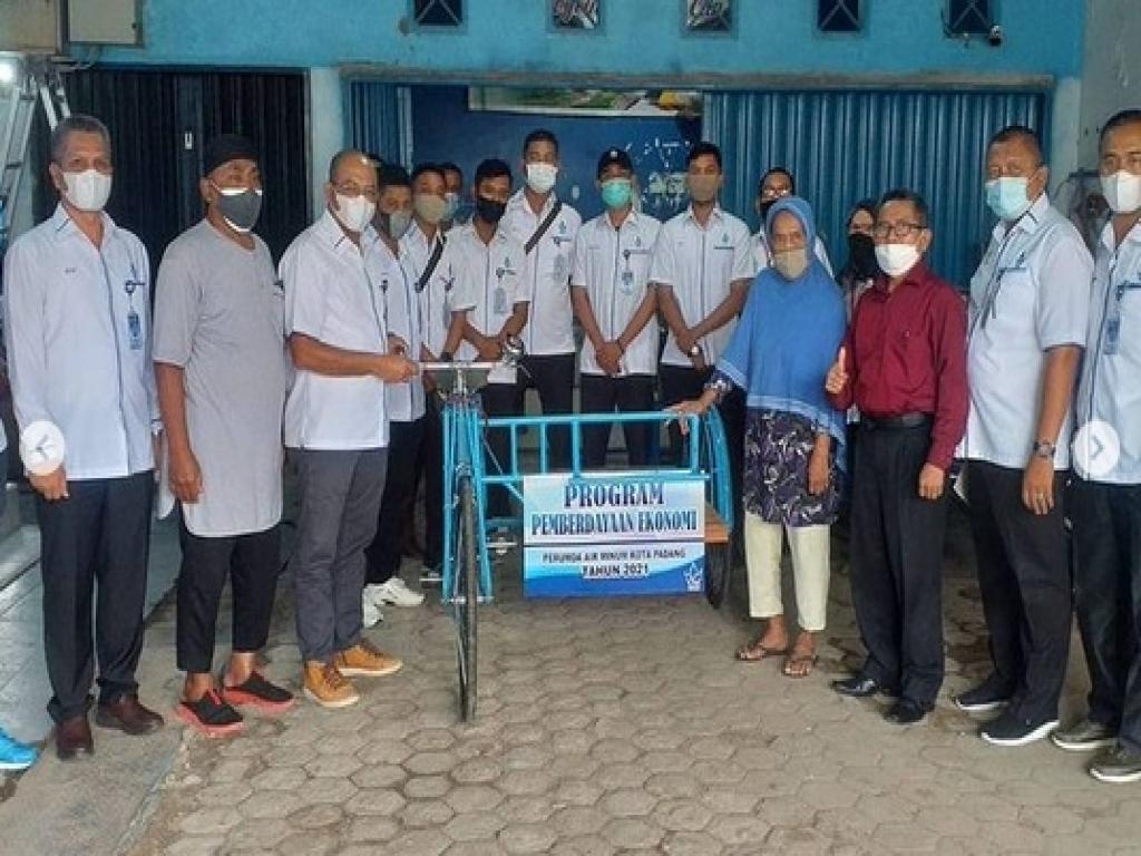 2018 08 2021 bantuan becak sepeda.jpg